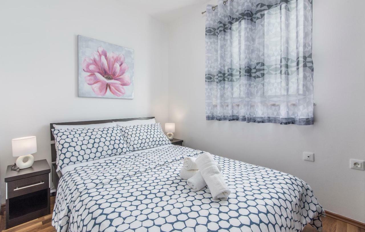 Apartments Kimi ロヴィニ エクステリア 写真
