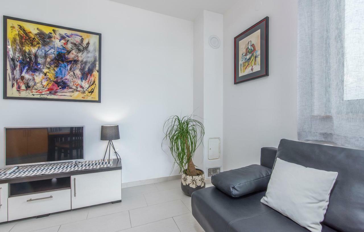 Apartments Kimi ロヴィニ エクステリア 写真