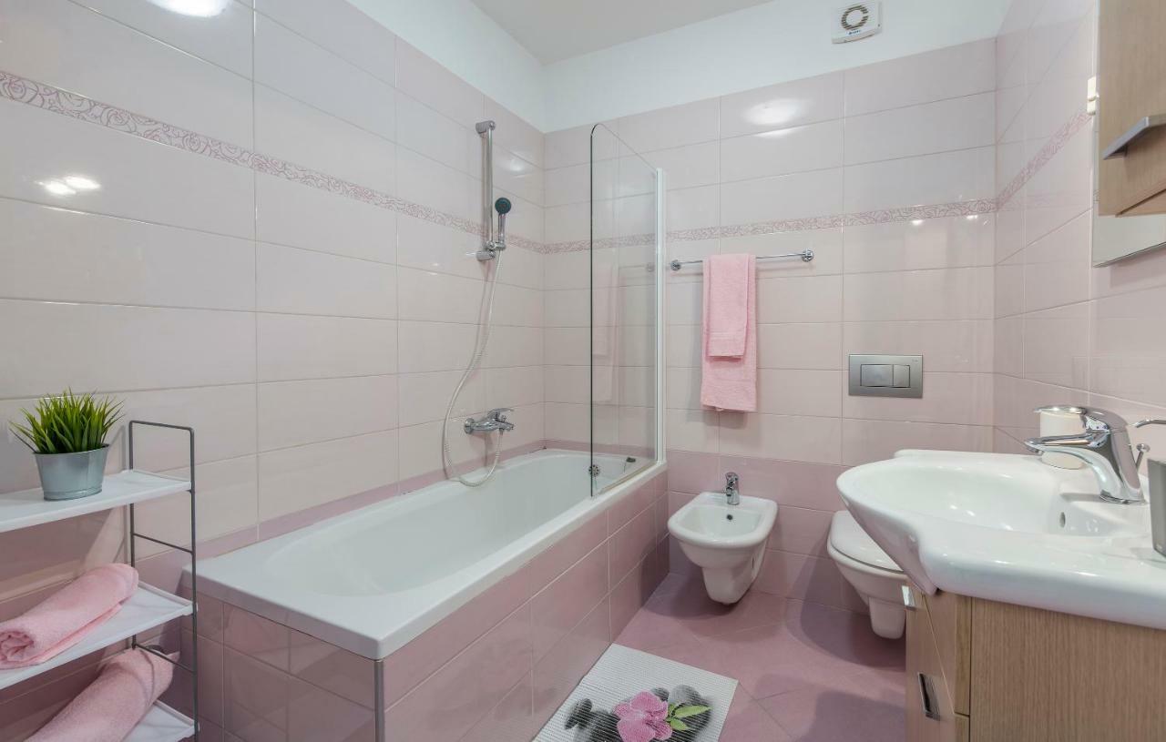 Apartments Kimi ロヴィニ エクステリア 写真