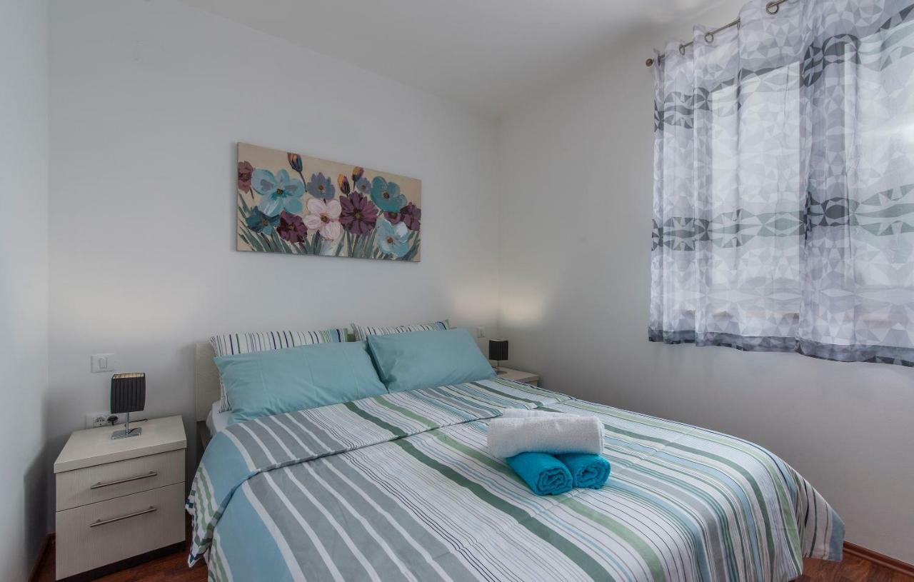 Apartments Kimi ロヴィニ エクステリア 写真